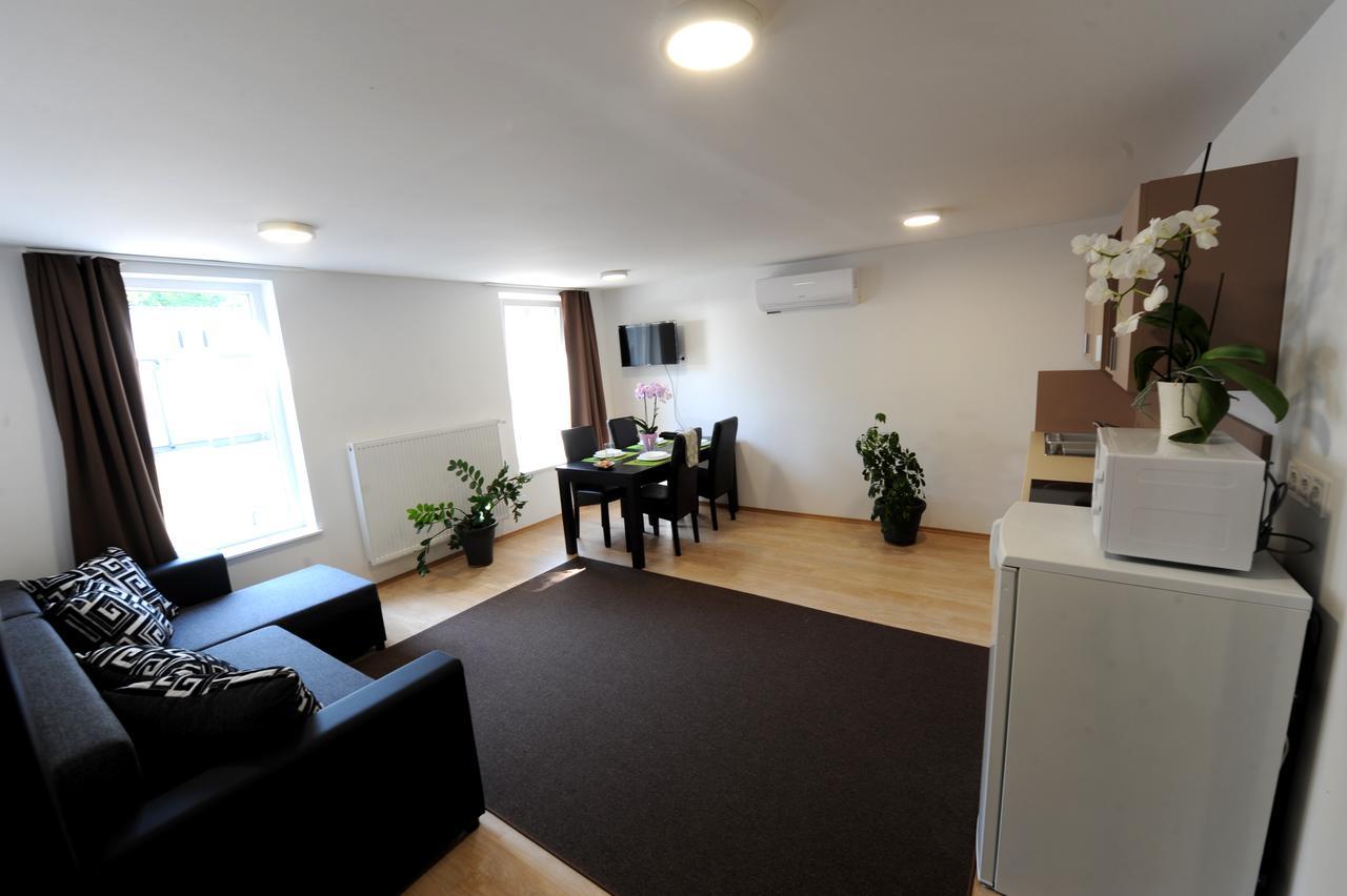 Tiszaliget Apartman Es Szallo 索尔诺克 外观 照片