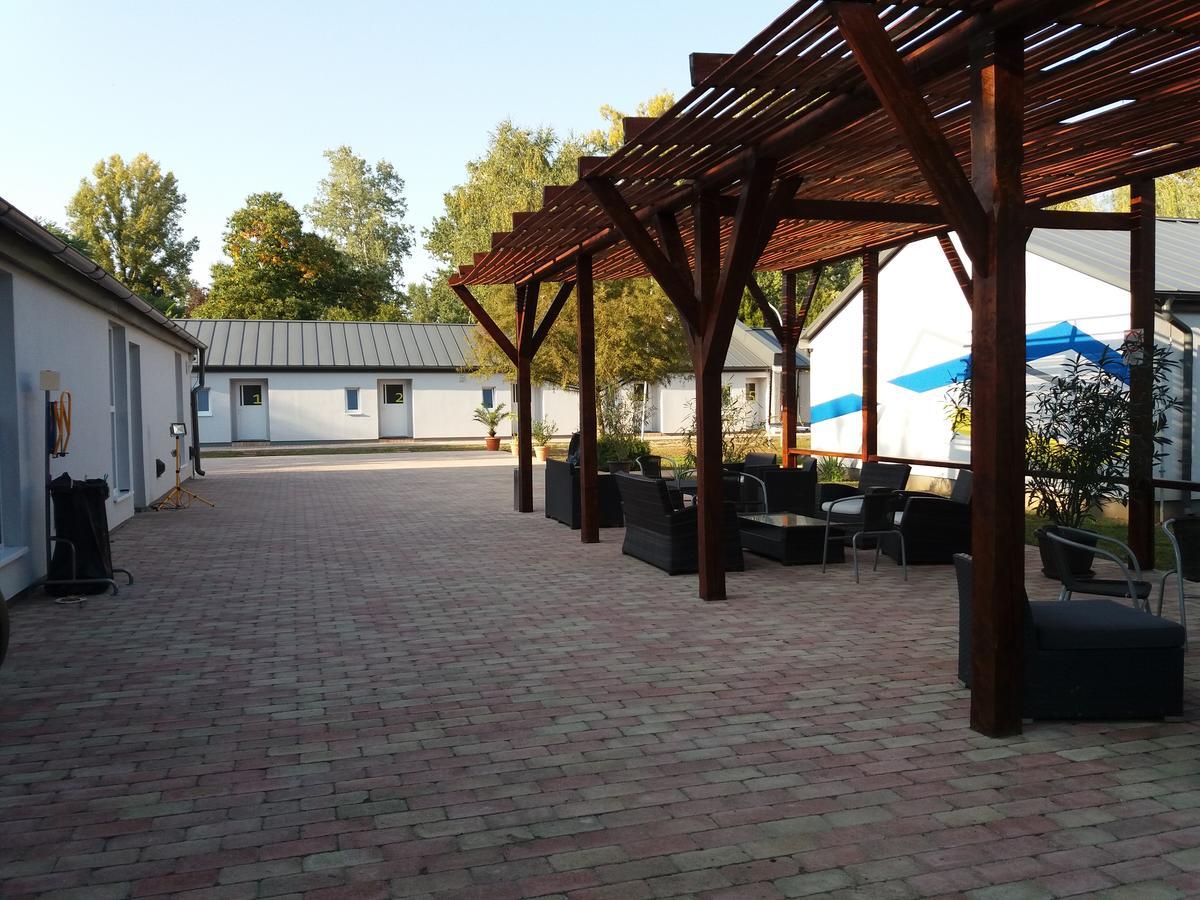 Tiszaliget Apartman Es Szallo 索尔诺克 外观 照片