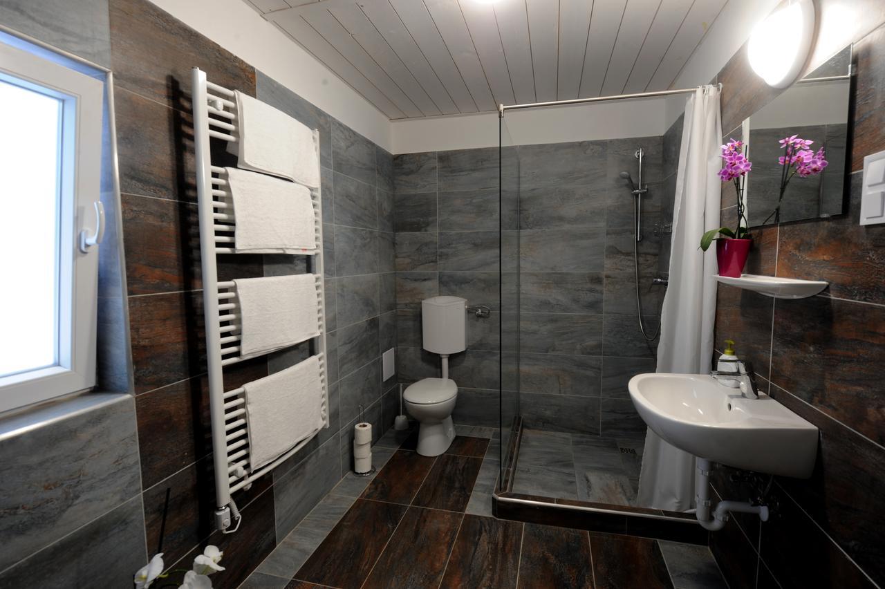 Tiszaliget Apartman Es Szallo 索尔诺克 外观 照片
