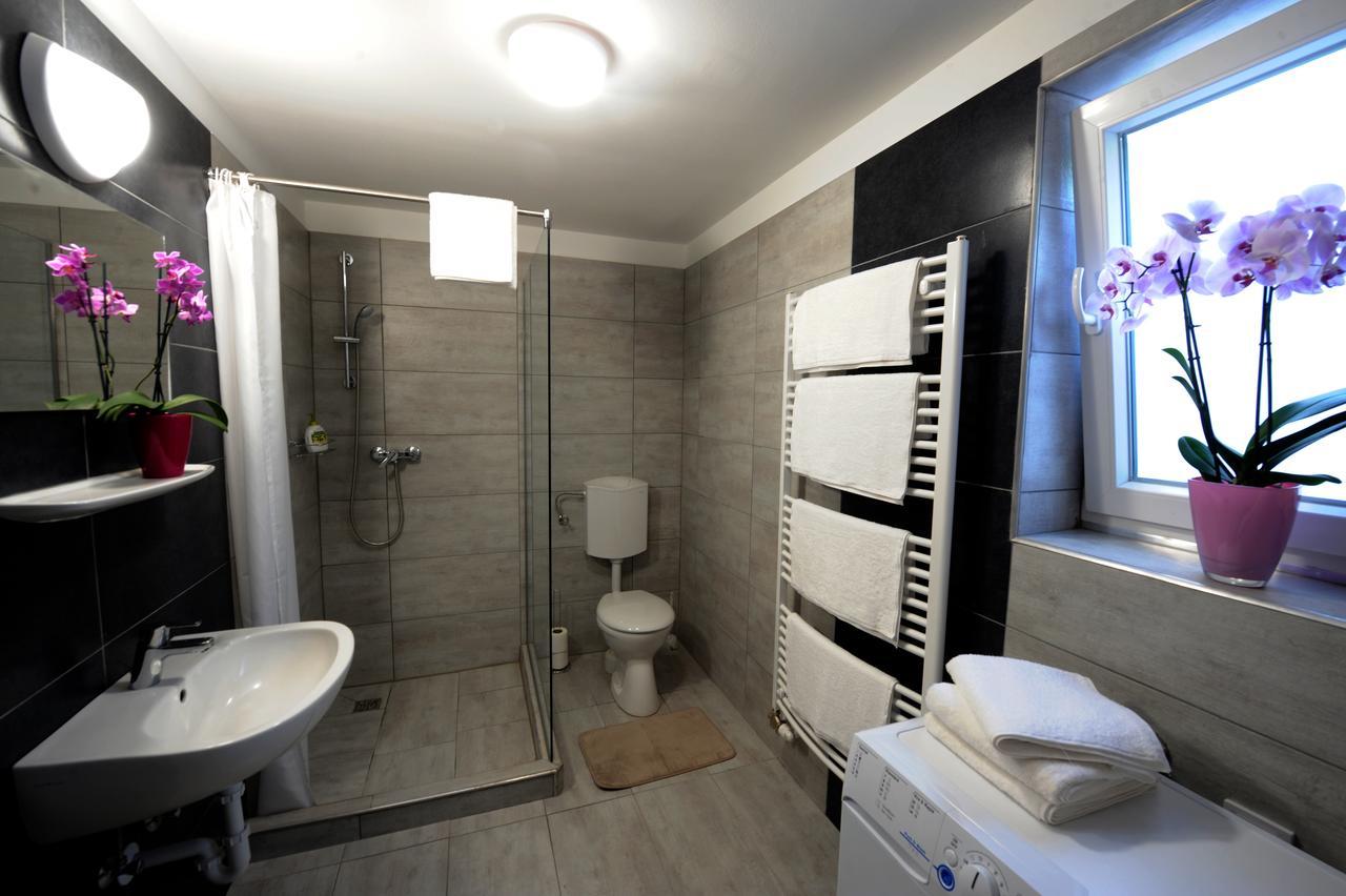 Tiszaliget Apartman Es Szallo 索尔诺克 外观 照片